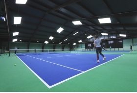 Unsere Tennishalle wurde im Herbst 2019 komplett renoviert. Wir haben u.a. einen neuen Gelenk schonenden premium Teppichboden und eine moderne LED-Beleuchtung bekommen.